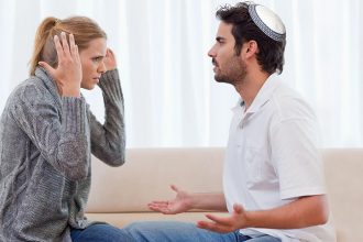 זוג עם כיפה במריבה